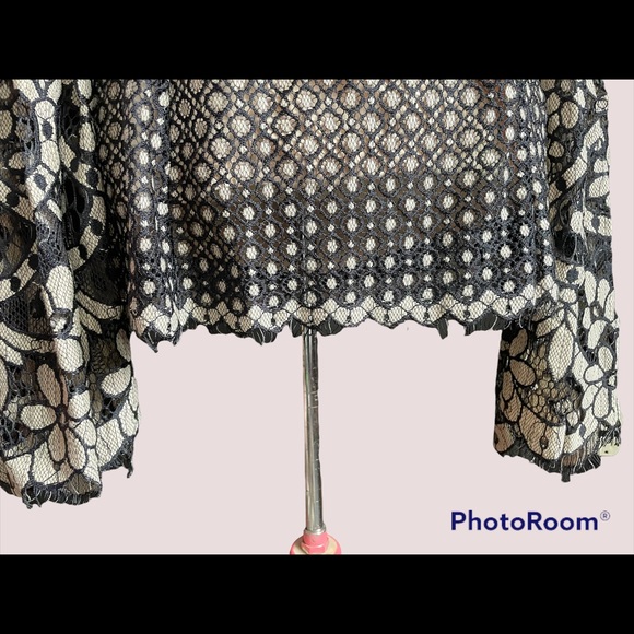 Venus black lace bell bottom sleeve top size 10 - Picture 5 of 10
